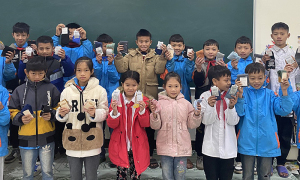 Học sinh lớp 7 mua 700 đôi tất tặng bạn